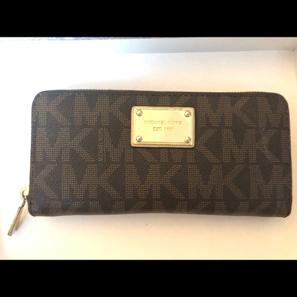 Michael Kors Zippy Wallet - Picture 1 of 7